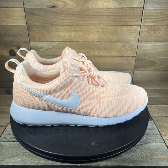 Nike Women’s Side 8.5 Roshe One Crimson Tint White 599729-802 Youth 7 - Picture 1 of 10